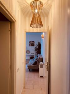 un pasillo con una habitación con sofá y lámpara de araña en Apartment Menaggino, en Menaggio