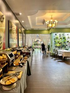 um restaurante com uma linha de buffet com mesas em Memoire d' Angkor Boutique Hotel em Siem Reap