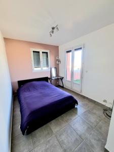 sypialnia z purpurowym łóżkiem i 2 oknami w obiekcie Agréable Villa 8pers avec vue mer LOGEMENT ENTIER w mieście Rognac