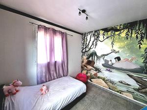 Un dormitorio con una cama con dos ositos de peluche. en Agréable Villa 8pers avec vue mer LOGEMENT ENTIER en Rognac