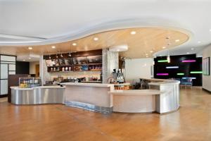 a restaurant with a bar in a large room at Courtyard by Marriott San Jose North/ Silicon Valley in San Jose
