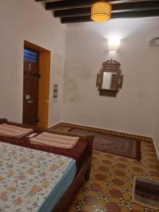 een slaapkamer met een bed en een klok aan de muur bij Paradise Heritage Villa in Pondicherry