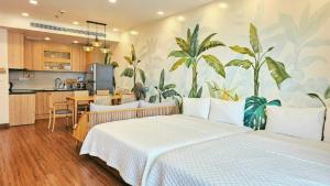 um quarto com uma cama grande e uma cozinha em FLC Sea Tower - Seaview Apartment em Quy Nhon