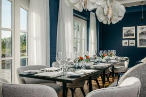 a dining room with a long table and chairs at Söl'ring Hof in Rantum