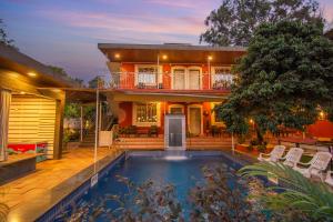 Bazén v ubytování Flora Ecostay Resort and Spa Lonavala nebo v jeho okolí