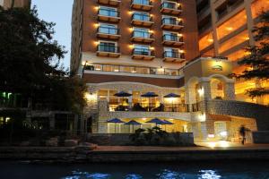 um hotel com piscina em frente a um edifício em Courtyard by Marriott San Antonio Riverwalk em San Antonio