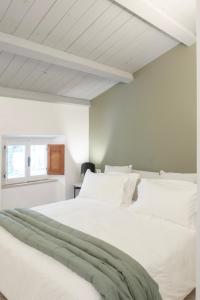 a bedroom with two white beds and a window at La balza di Scilla in Scilla