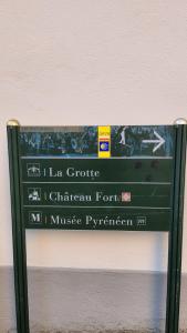 Zielony znak dla Chicago dla muzeum muzycznego w obiekcie Maison cosy au calme proche sanctuaire w Lourdes