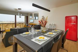 uma sala de jantar com uma mesa com pratos e copos de vinho em DUIN 0503 - Appartement voor 8 personen em De Panne