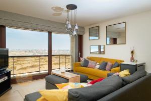 uma sala de estar com um sofá e uma televisão em DUIN 0503 - Appartement voor 8 personen em De Panne