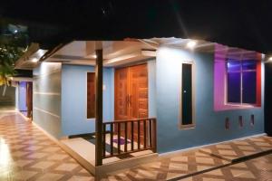 HiliotaluwaにあるSummarend Hotel RedPartnerのバルコニー付きの家のモデル