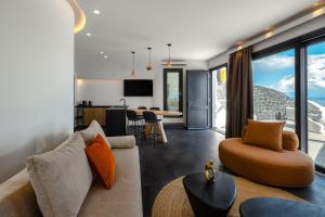uma sala de estar com um sofá e uma mesa em Secret Path Luxury Villas em Imerovigli