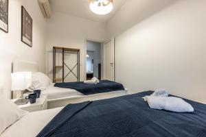 1 dormitorio con 2 camas y espejo en Cortivo House - Magenta 81, en Milán