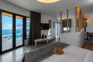 um quarto com vista para o oceano em Secret Path Luxury Villas em Imerovigli