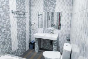 bagno bianco con lavandino e servizi igienici di Summarend Hotel RedPartner a Hiliotaluwa