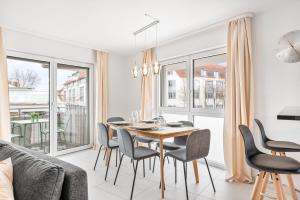 a dining room with a table and chairs at Design-Apartment - Küche - Parken - zentral in Leinfelden-Echterdingen