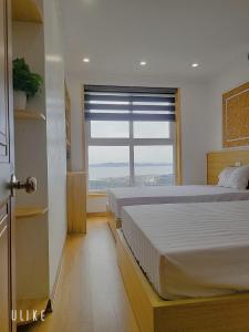1 dormitorio con 2 camas y ventana en Chuỗi Homestay Halong en Ha Long