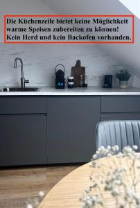 - une cuisine avec un évier et un comptoir dans l'établissement Schickes Studio in bester Lage, à Bad Salzuflen