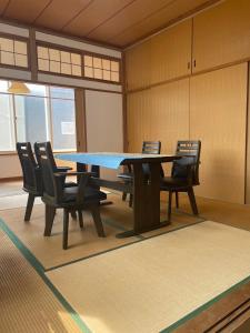 函館市にある巴ドットcom Premium Stayのカンファレンスルーム(テーブル、椅子付)