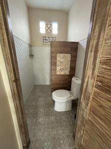 ein Bad mit einem weißen WC in einem Zimmer in der Unterkunft Near Ubud, Batuan Homestay Own King Bed Big Room at Royen Balinese Family Guest House in Sukawati