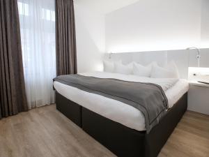 Postel nebo postele na pokoji v ubytování DORMERO Hotel Worms