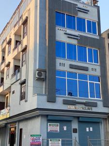 budynek z niebieskimi oknami na boku w obiekcie Comfort Inn Guesthouse w mieście Dżajpur