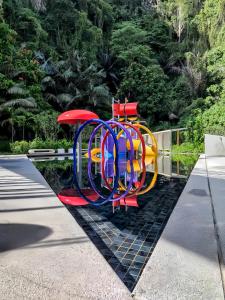 un parco giochi colorato in un parco alberato di The Cove Hillside Residence Ipoh a Ipoh