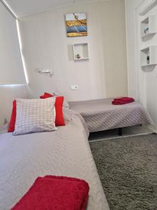 トレビエハにあるCalle Monteagudoのベッドルーム1室(赤い枕のベッド2台付)