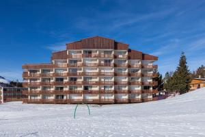 a large building in the snow in the snow at Champame - C2 - Studio proche pistes - 4 pers in Les Deux Alpes