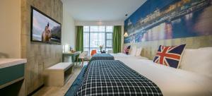 Mehood Theater Hotel, Changzhou Dinosaur Park في تشانغتشو: غرفة فندقية بسريرين ومكتب +51 صورة