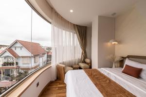 Rúm í herbergi á Jodi Dalat Hotel