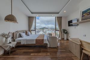 ein Schlafzimmer mit einem Bett und einem großen Fenster in der Unterkunft Jodi Dalat Hotel in Da Lat