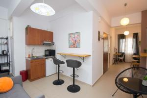 cocina y sala de estar con mesa y sillas en Handakos Loft "by Checkin" en Heraclión