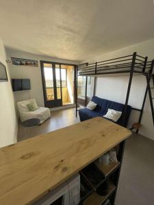ein Wohnzimmer mit einem Etagenbett und einem Sofa in der Unterkunft REF 582 Seignosse Océan, à proximité immédiate de la plage , idéal couple in Seignosse