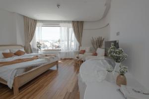 Rúm í herbergi á Jodi Dalat Hotel