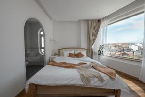 Rúm í herbergi á Jodi Dalat Hotel