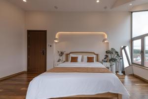 Rúm í herbergi á Jodi Dalat Hotel