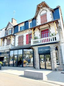 a building with a store on the side of a street at charmante studette a quiberon plage in Quiberon