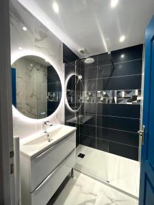 uma casa de banho com um lavatório e um espelho em Barcaresa-Villa Vue Mer Accès Direct Plage - Piscine em Le Barcarès