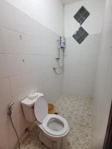 uma pequena casa de banho com WC e chuveiro em happy angle em Luang Prabang