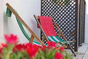 una silla con una toalla roja sentada en un porche en Villetta 3 camere- S. Caterina, en Nardò