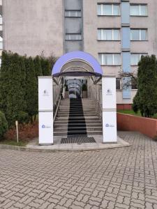 eine Treppe, die zu einem Gebäude führt in der Unterkunft Hotel Wilanów in Warschau
