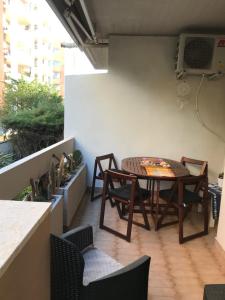 d'une petite terrasse avec une table et des chaises sur un balcon. dans l'établissement Casa Vacanze La Carezza, à Montesilvano