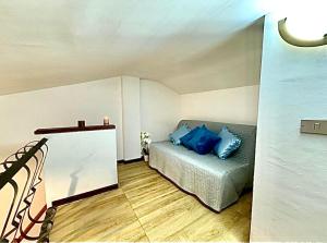 um quarto com uma cama com almofadas azuis em Luigia House em Marina di Cerveteri