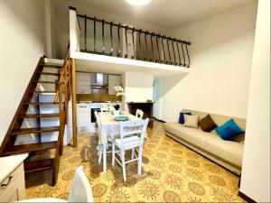 uma sala de estar com um sofá, uma mesa e uma cozinha em Luigia House em Marina di Cerveteri