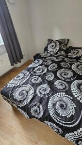 Łóżko lub łóżka w pokoju w obiekcie Ferienwohnung Crames