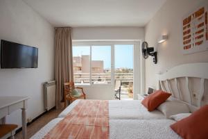 西洛特的住宿－BJ Playamar Hotel & Apartamentos，酒店客房设有一张床和一个阳台。