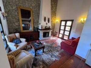 uma sala de estar com sofás e uma lareira em Villa Empul Rio de Janeiro em Chiclana de la Frontera