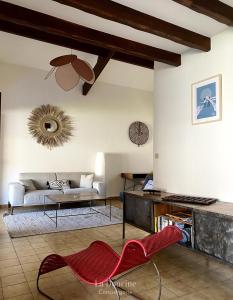 uma sala de estar com um sofá e uma mesa em Maison de la forêt em Arès