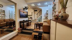 Posezení v ubytování Top Location 3-4-5 Bedrooms House in Centre of Ha Noi - Clean, Cozy and Private - THE TOURNESOL